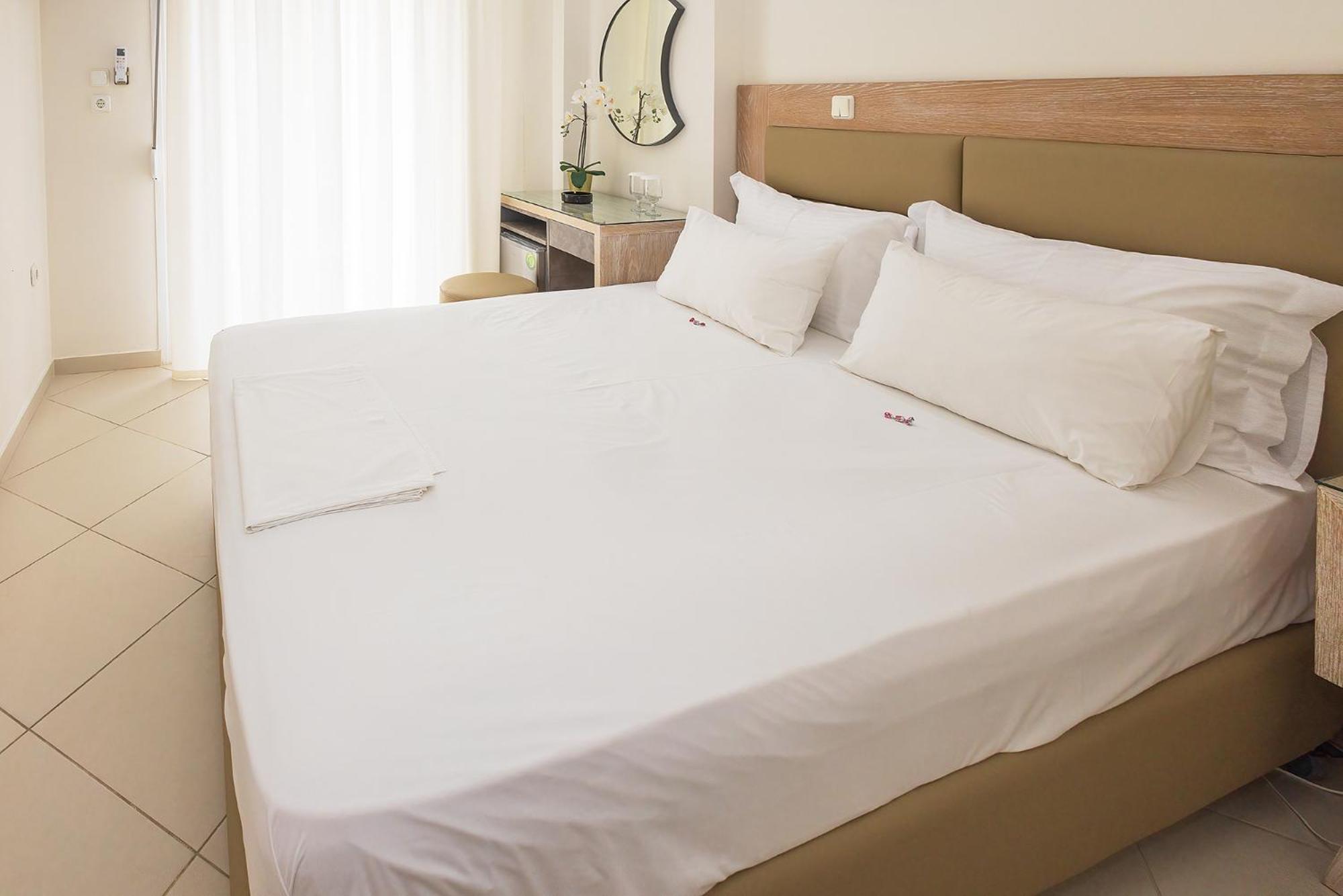 Le Monde Seaview Suites Nea Kallikrateia Екстериор снимка