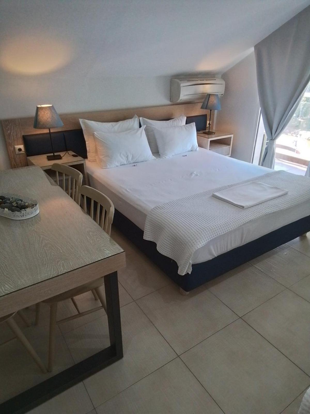 Le Monde Seaview Suites Nea Kallikrateia Екстериор снимка