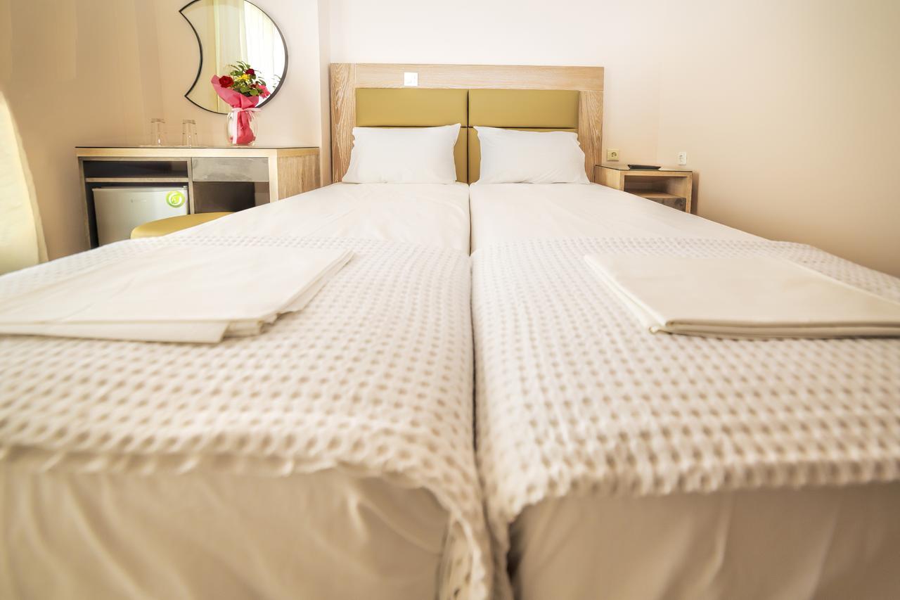 Le Monde Seaview Suites Nea Kallikrateia Екстериор снимка