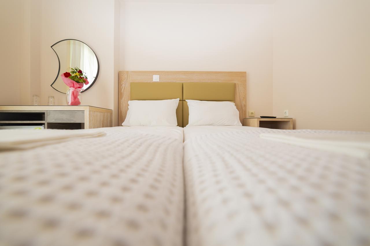 Le Monde Seaview Suites Nea Kallikrateia Екстериор снимка