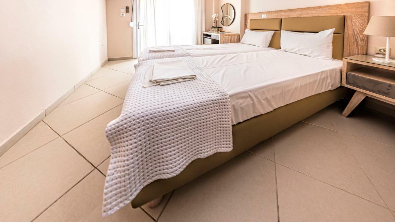 Le Monde Seaview Suites Nea Kallikrateia Екстериор снимка